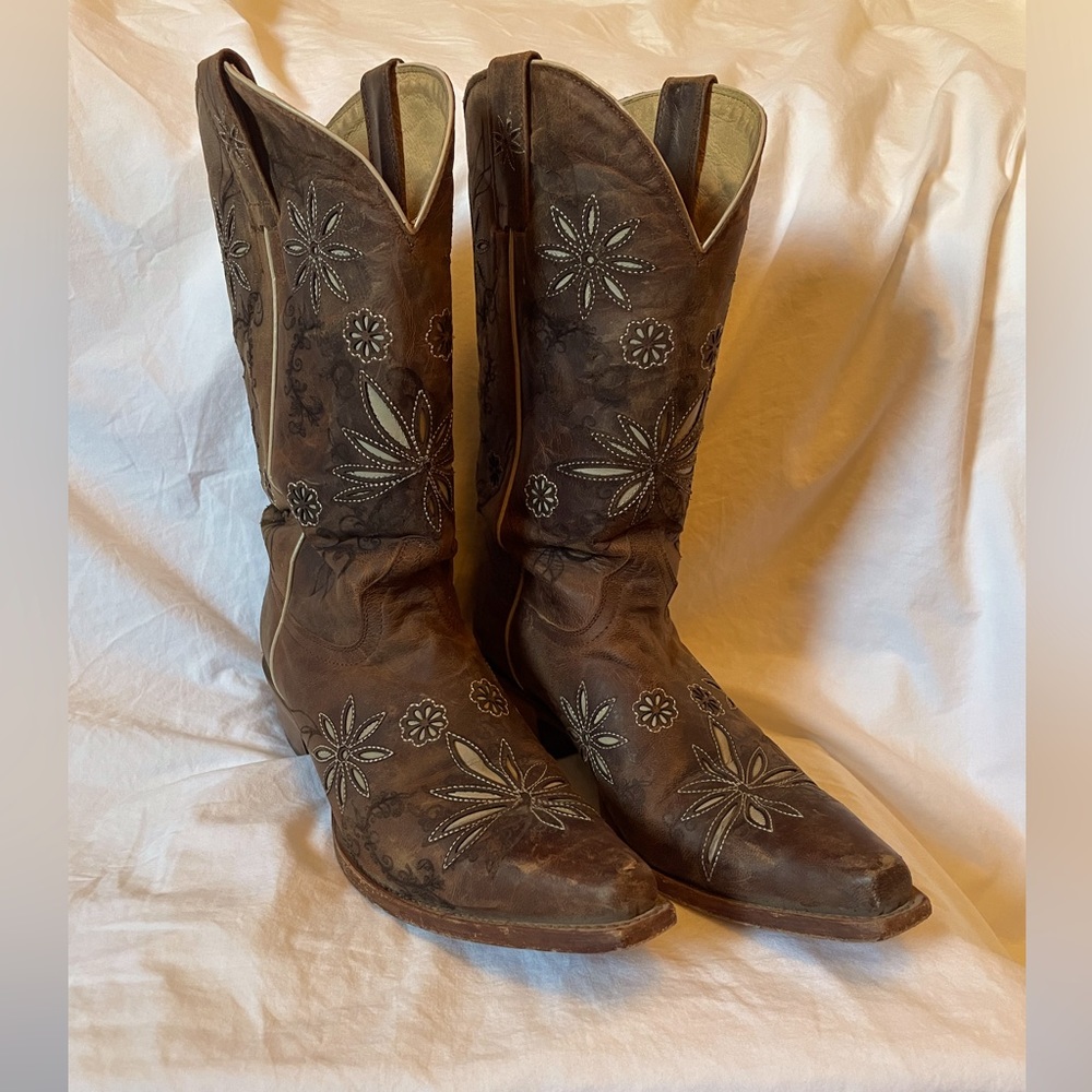 Women’s Shyanne western boot.  Gently worn, size 10.